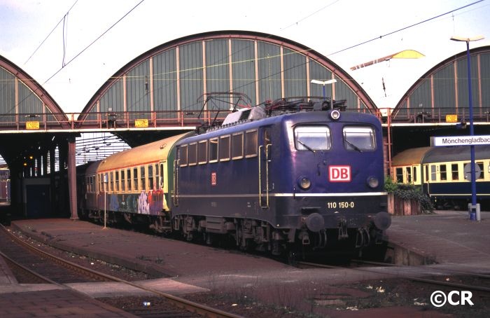 110 150 am 4. April 1995 im Hauptbahnhof von Mönchengladbach